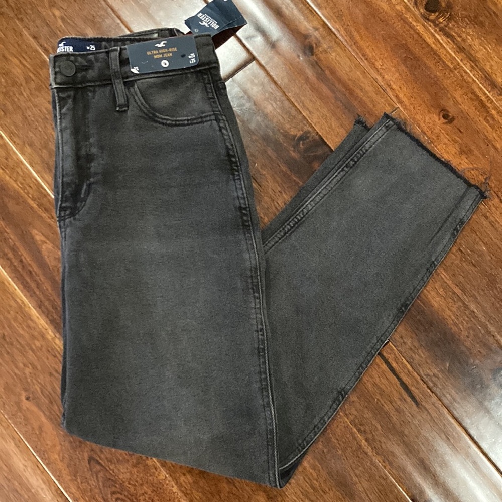 NWT Hollister Ultra High-Rise Mom Jeans